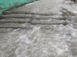 По экстремальным тротуарам и ступеням ежедневно ходят жители и гости Кисловодска