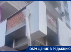 С трещинами в стенах и облетевшим фасадом жители дома в Ставрополе застряли между двумя УК