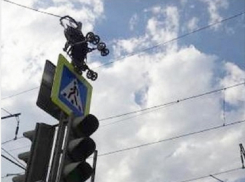 Чудо-коляска «взобралась» на светофор в Пятигорске