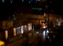 Укладка  асфальта ночью в снегопад попала на видео в Ставрополе 