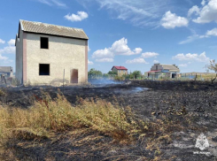В Минераловодском округе загорелась трава на площади 5 тысяч квадратных метров 