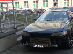 Ступени и пандус при въезде во двор перегородил наглый водитель на иномарке в Ставрополе