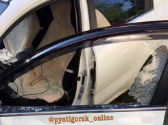 Неизвестные дерзко обокрали автомобиль в Пятигорске