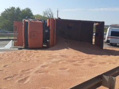 В Ставрополе перевернулся грузовик с зерном