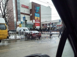 «Хонда"выехала на «встречку» и снесла ограждение в центре Ставрополя