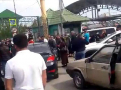 «Над людьми издеваются»: арендаторы вынуждены толпиться у ворот пятигорского рынка «Лира» 