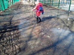 Дети утопают в грязи по дороге в школу в Ессентуках