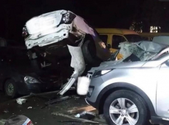 В Михайловске водитель легковушки превысил скорость и влетел в припаркованные авто