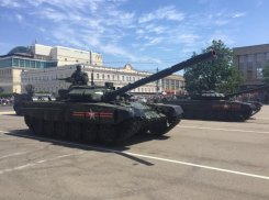 Танки испортили асфальт в центре Ставрополя на параде Победы