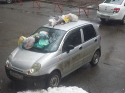 Разгневанные жильцы завалили мусором «Матиз» в одном из дворов Ставрополя