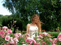 Ставропольцы массово устраивают фотосессии с роскошными розами в ботаническом саду