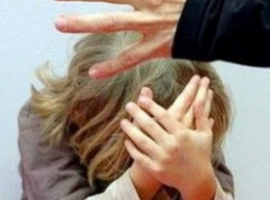 На Ставрополье мужчина развращал 10-летнюю дочь знакомых