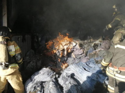 На севере Ставрополя загорелся цех по производству перчаток