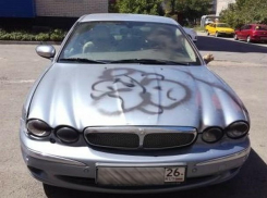 Неизвестные вандалы разрисовали чужой автомобиль краской и закупорили выхлопную трубу строительной пеной в Ставрополе