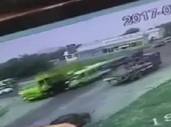 Жуткое видео столкновения пассажирской маршрутки с грузовиком появилось в сети - мусоровоз переехал погибших