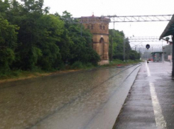 Движение поездов закрыли на участке МинВод из-за ливня