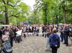 Толпа людей выстроилась в центре Ставрополя ради солдатской каши