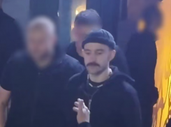 «Вижу твою пилотку — настроение поднимается»: фейсконтрольщик заснял тарантиновский диалог возле клуба в Ставрополе 