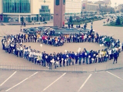 Участники флэшмоба выстроились в огромное сердце