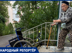 «Невозможно существовать старому человеку»: инвалид из Ставрополя вынуждена спускать коляску на веревке