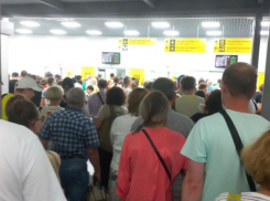 Толпы людей на газонах и ноль информации: появились подробности с закрытого аэропорта в Минеральных Водах 