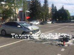 В Ставрополе из-за неудачного маневра легковушка столкнулась с мотоциклистом