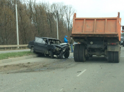 Появилось видео аварии на объездной Ставрополя с участием легковой и КамАЗа