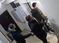 Два гопника разбили лифт и пытались подраться со сделавшим им замечание парнем на Ставрополье