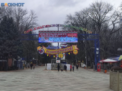 «Висят вниз головой»: аттракцион с людьми заклинило в ставропольском парке Победы