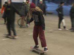 Подросток практиковал трюки на скейте в торговом центре Ставрополя 