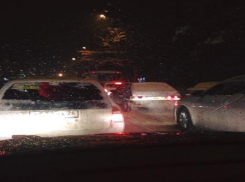 Сильный снегопад вызвал автомобильный коллапс в Ставрополе