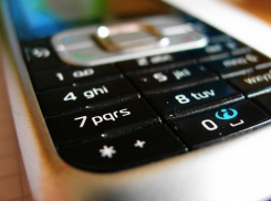 Мужчина перечислял себе деньги с мобильного телефона коллеги