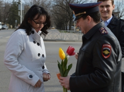 Главный госинспектор Ставрополья дарил цветы автолюбительницам