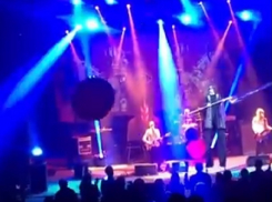 Шикарным шоу и шарами в зале удивила рок-группа «Пикник» зрителей на концерте в Ставрополе 