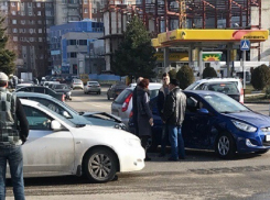 Загадочное ДТП двух иномарок создало большую пробку в Ставрополе