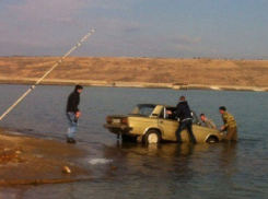 Горе-рыбаки едва не утопили старую «шестерку» под Ставрополем 