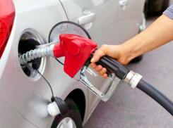 На Ставрополье задержали водителя, который украл топливную карту и заправлял всех