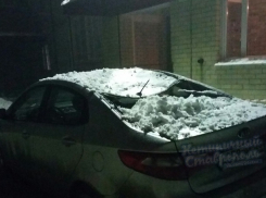Рухнувший с крыши снег разбил припаркованную иномарку в Ставрополе 