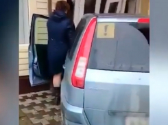 Женщина на иномарке въехала в административное здание на Ставрополье