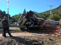 В Железноводске перевернулся грузовик с кирпичами