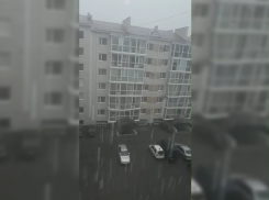 Сильный ливень и град накрыли вечером Ставрополь