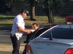 Сотрудник ДПС покормил безрукого инвалида и вызвал острые споры среди ставропольцев