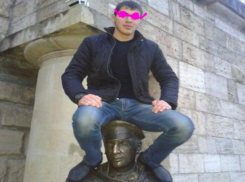 Забравшегося на памятник Остапу Бендеру в Пятигорске наглого туриста высмеяли ставропольцы