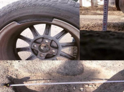 Огромная яма на Серова стала причиной поломки очередного автомобиля в Ставрополе
