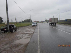 Водитель на высокой скорости врезался в столб и скончался на Ставрополье