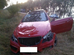 Девушка-лихачка на красном «Мерседес-Бенц» перевернулась и вылетела в кювет на Ставрополье