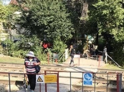 На опасный переход с наркоманами и бомжами через железнодорожные пути пожаловались жители Пятигорска 