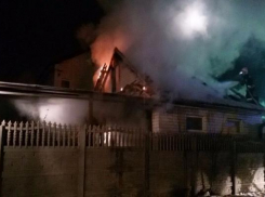 Дом горел ночью внизу улицы Серова в Ставрополе 