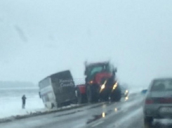 Пассажирский автобус «Москва-Ставрополь» вылетел в кювет в Ростовской области 