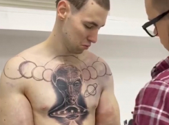 Руки-базуки «набил» себе на груди инопланетянина